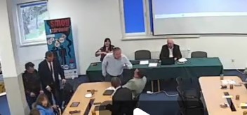 Głos ma Mariusz Frączek -ogromy kredyt w gminie Radziemice oraz zniszczenie boiska trawiastego